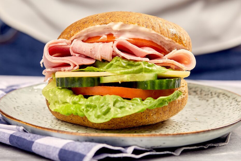 Ham sandwich with vegetables