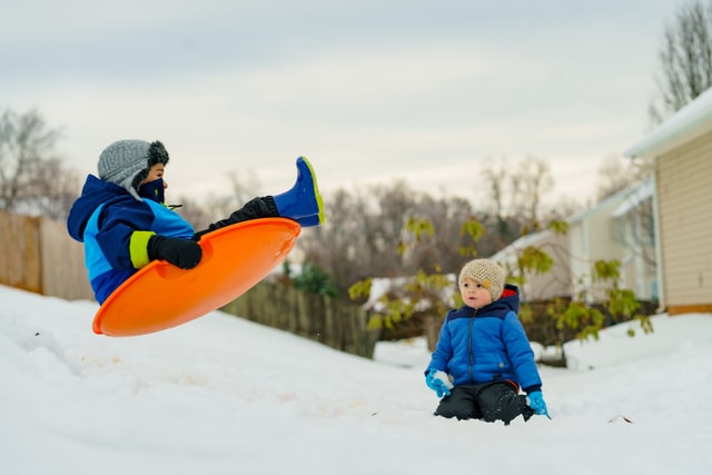 Kid-in-the-air-with-his-sled