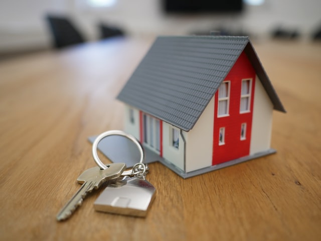 keys-next-to-a-small-model-of-a-home